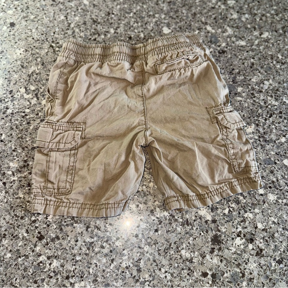 Carter’s l Boy’s Cargo Shorts l Size: 3T - Picture 2 of 3